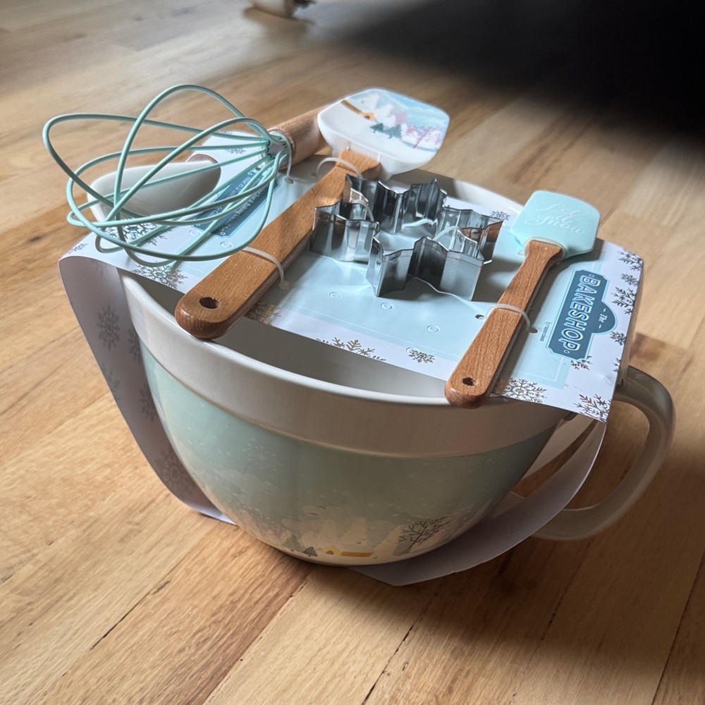 The bakeshop mixing bowl and spatula set